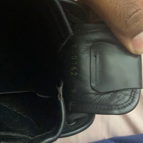 Louis Vuitton - Picture 3 of 4